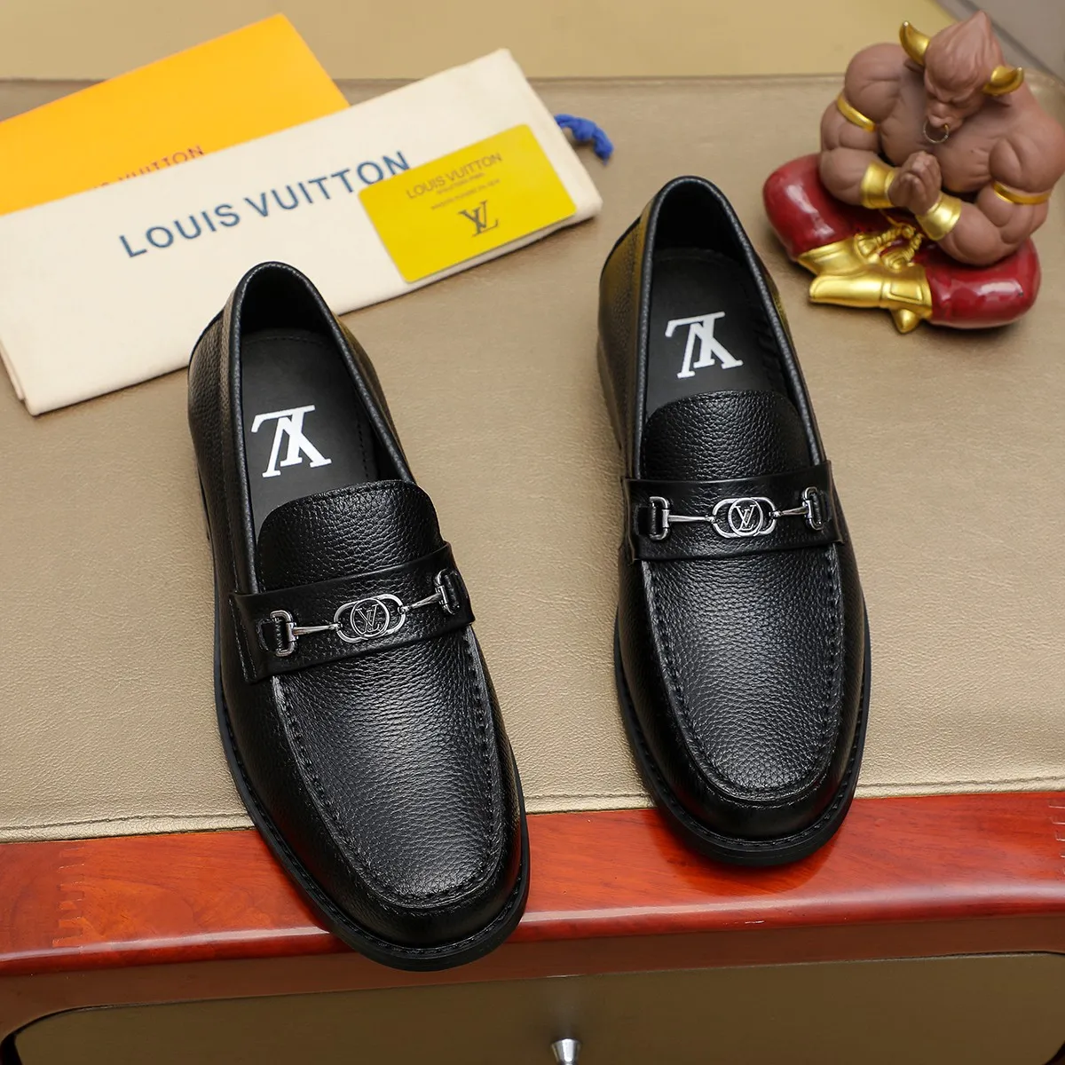 Men's shoes 460 💰 Louis Vuitton LV ® 🆕 model 🔛 full shoe counter, first layer cowhide, 🐂leather lining casual shoes for men, super soft outsole, a must-have for driving. Synchronized with the counter, original first layer cowhide, completely 1:1 mold customization 🌹 top version, color optional! Number: 38-44 (45.46 customized)